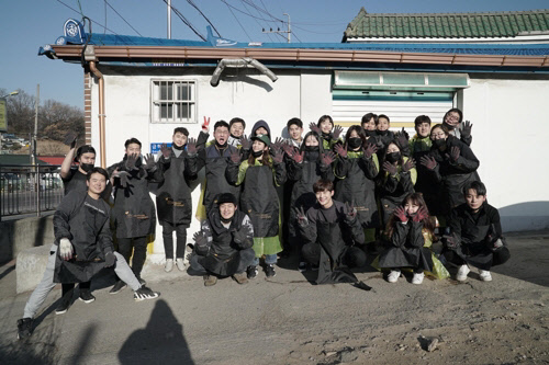 BH엔터테인먼트는 지난 7일 경기도 광명시 소하동에서 배우와 임직원 23명이 함께 연탄 나눔 봉사활동을 진행했다고 14일 밝혔다.<BH엔터테인먼트 제공>